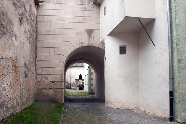 Bild 22 (8268): entlang der NW- Fassade führt ein Fußweg neben der Stadtmauer zum Rundkarner. Durchgang im Kirchturm welcher an die Stadtmauer angrenzt.  | Foto: © by Ing. Günter Kramarcsik