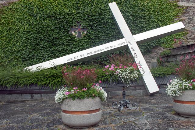 Bild 25 (# 8273): das Kriegerdenkmal der in den beiden Weltkriegen gefallen Männer aus Gmünd. Das Kreuz ist aus Edelstahl hergestellt und in einem Edelstahlband (Pflanzbeet- Einfassung) sind die Namen der Gefallenen eingraviert. | Foto: © by Ing. Günter Kramarcsik