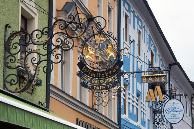 Bild 38 (# 8283): alte schmiedeiserne Nasenschilder zieren überwiegend den Hauptplatz. | Foto: © by Ing. Günter Kramarcsik
