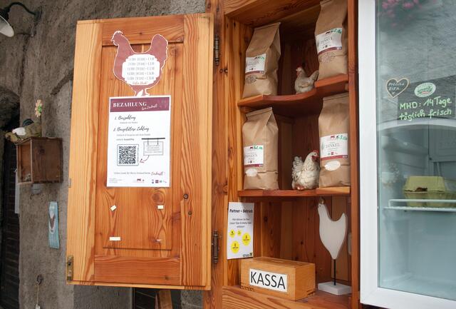 Bild 42 (# 8288): nicht nur mit Bargeld kann man bezahlten, sondern auch bargeldlos mit Hilfe eines QR- Code über das Handy! Darüber hinaus kann man auch mit lokaler Währung (Malta- und Liesertaler) bezahlen. Auf diese Weise bleibt die lokale Wertschöpfung verstärkt im Ort.   | Foto: © by Ing. Günter Kramarcsik