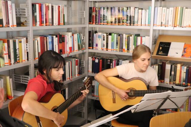 Magdalena und Katharina haben die Feierlichkeit musikalisch begleitet. | Foto: Celina Leitner