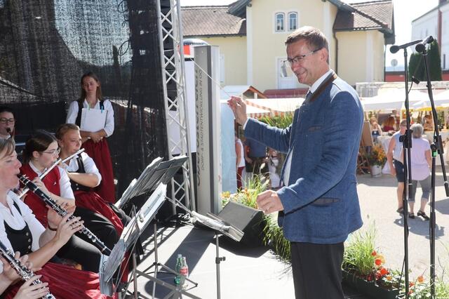 Wirtschafts- und Raumordnungs-Landesrat Markus Achleitner beim Dirigieren des Musikvereins Eitzing

  | Foto: Land OÖ/Andreas Maringer