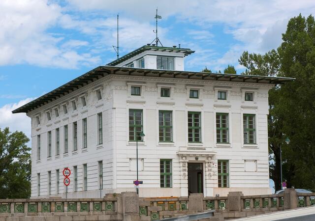 Das von Otto-Wagner entworfene Gebäude erhielt im Laufe der Zeit grüne Elemente, wie hier auf einem Archivfoto zu sehen ist. Diese Elemente werden jetzt weiß bzw. die Fenster braun. | Foto: Johannes Reiterits