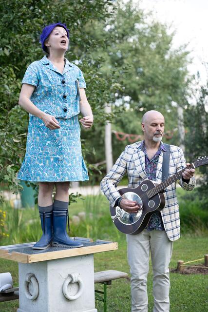 „Agathe Notnagl“ und ihr „Herr Nachbar“ sorgten für eine charmante und lustige Einführung in den Zeitreise-Garten. | Foto: Raphaela Weinstabl