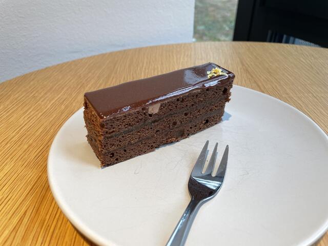 Die Sachertorte hat einen Look, der eher ins Französische geht.  | Foto: Miriam Al Kafur