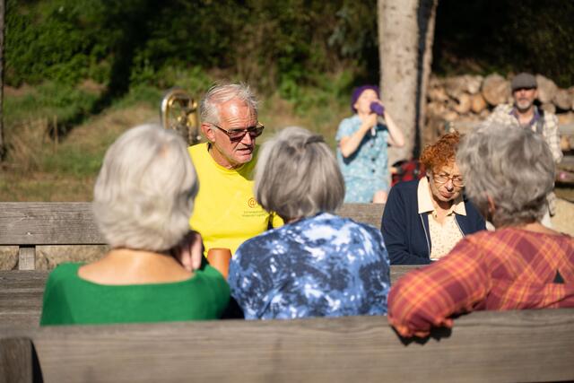 Der ehemalige Obmann des Dorferneuerungsvereins erzählt von der Geschichte der Gemeinde. | Foto: Raphaela Weinstabl