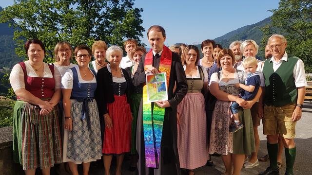 Große Freude und strahlende Gesichter: Pater Engelbert Hofer feierte sein 30-jähriges Priesterjubiläum | Foto: Monika Traisch