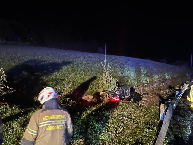 Der Pkw überschlug sich und kam in einem Bachbett am Dach zum Liegen. | Foto: Feuerwehrbezirk Lungau