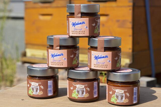 Das Beste aus Honig und Manner-Kakao: der neue Honig-Haselnuss-Aufstrich. | Foto: Bernhard Noll