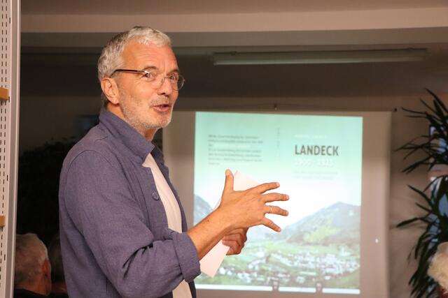 Manfred Jenewein erzählt die Landecker Geschichte. | Foto: Celina Leitner