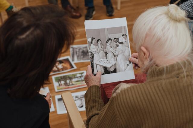 Im Café Zeitreise werden Betroffene von Demenz und ihre pflegenden Angehörigen unterstützt. | Foto: David Visnjic
