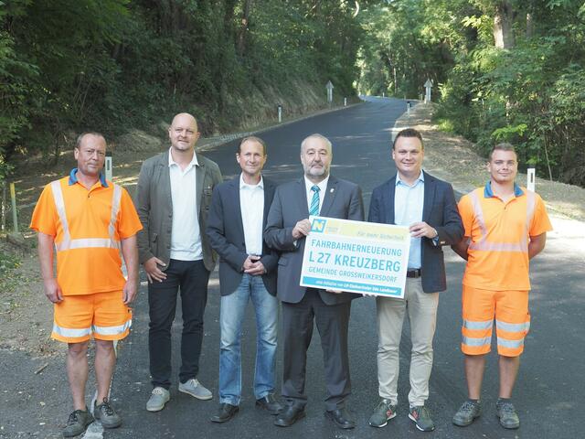Stopfer Josef (Strm. Kirchberg am Wagram), Straßenmeister Andreas Stocker, DI Ronald Keiblinger (Leiter-Stv. der NÖ Straßenbauabteilung 2 in Tulln), Bürgermeister Alois Zetsch, LAbg. Andreas Bors, Neubauer Dominik (Strm. Kirchberg/W.) | Foto: NÖ Straßendienst