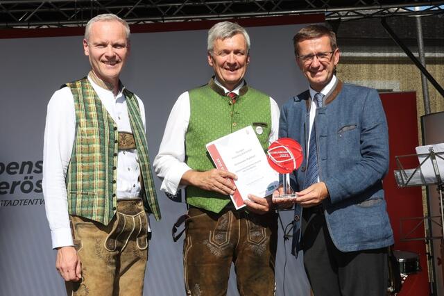 Viertelsieger Hausruckviertel - Gemeinde Pollham: Generaldirektor Othmar Nagl von der OÖ. Versicherung als Kooperationspartner beim OÖ. Ortsbildpreis, Bürgermeister Ernst Mair, Pollham, und Wirtschafts- und Raumordnungs-Landesrat Markus Achleitner. | Foto: Land OÖ/Andreas Maringer