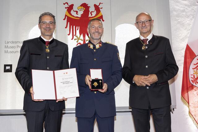Christian Schmalzl aus Brixlegg erhielt das Verdienstkreuz für seine Verdienste um das Sicherheitswesen. | Foto: © Land Tirol/Die Fotografen