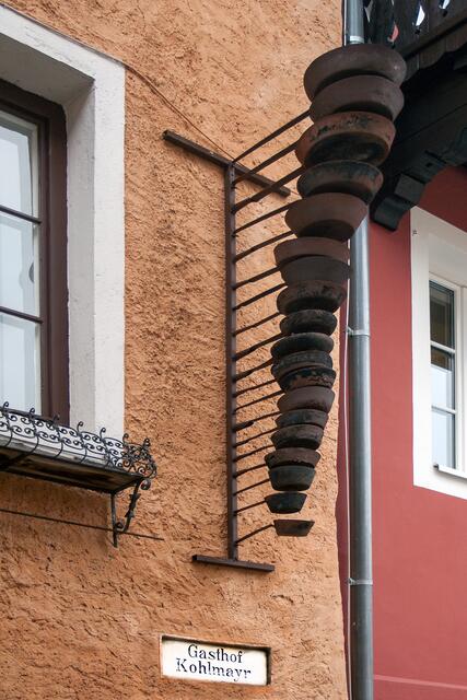 Bild 08 (# 8295): nicht nur auf dem Gassenboden wird der Gasthof Kohlmayer auf seiner Rückseite für seine Kunden, sondern auch hoch über der Gasse. Ist also logisch, dass wir uns über die Durchgangs- Gasse zum Hauptplatz und zum Haupteingang des Gasthofs bewegten, um dort zu Mittag gut zu essen. Danach blieb uns noch viel Zeit durch die Altstadt von Gmünd zu bummeln. | Foto: © by Ing. Günter Kramarcsik