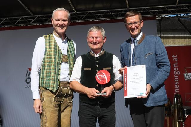 Viertelsieger Innviertel - Gemeinde Tumeltsham : Generaldirektor Othmar Nagl von der OÖ. Versicherung als Kooperationspartner beim OÖ. Ortsbildpreis, Bürgermeister Erwin Diermayr, Tumeltsham, und Wirtschafts- und Raumordnungs-Landesrat Markus Achleitner. | Foto: Land OÖ/Andreas Maringer