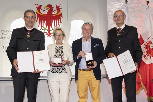 Anneliese Stecher und Günther Stecher aus Wieldermieming erhielt das Verdienstkreuz für Verdienste um das Handwerk des Steindruckes und um das Sozialwesen, insbesondere der AFRA-Benefizaktion. | Foto: © Land Tirol/Die Fotografen