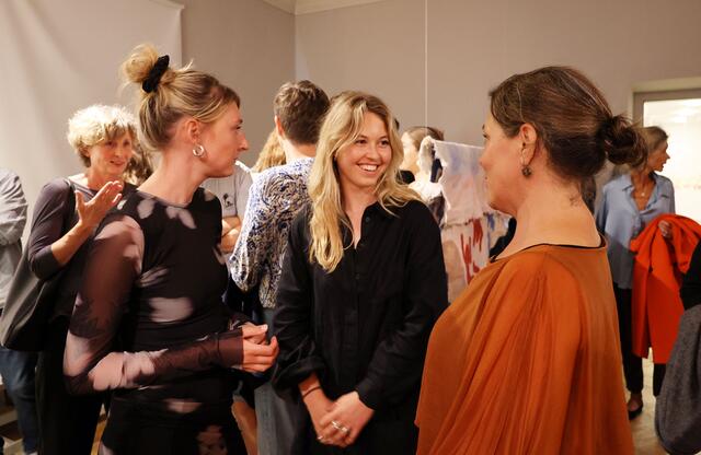 Sandra Marsoun-Kaindl (re.) von der Kulturabteilung der Marktgemeinde übernahm die Einführung und stieß mit ihren Erläuterungen auf großes Interesse. | Foto: MG Telfs/Hackl