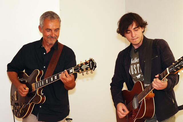 Frajo Köhle und Chris Rocket alias Neurauter sorgten für die musikalische Umrahmung. | Foto: MG Telfs/Hackl