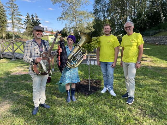 Charmanter Auftritt: Joachim Berger, Natascha Gundacker (alias „Herr Nachbar“ und „Agathe Notnagl“), Patrick Sautner und Karl Prohaska. | Foto: cf