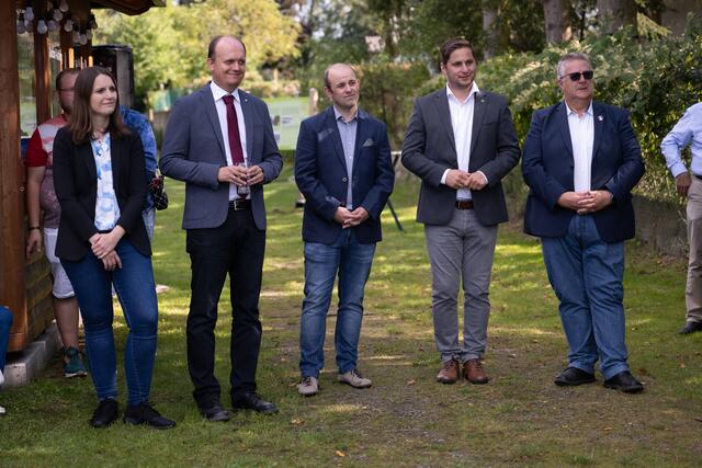 Die Ehrengäste (v.l.): Anja Scherzer (FPÖ), Hadmar Senk, Christian Haider (NÖ.Regional), Lukas Brandweiner (ÖVP) und Vizebürgermeister der Nachbargemeinde Schrems Michael Preissl. | Foto: Raphaela Weinstabl