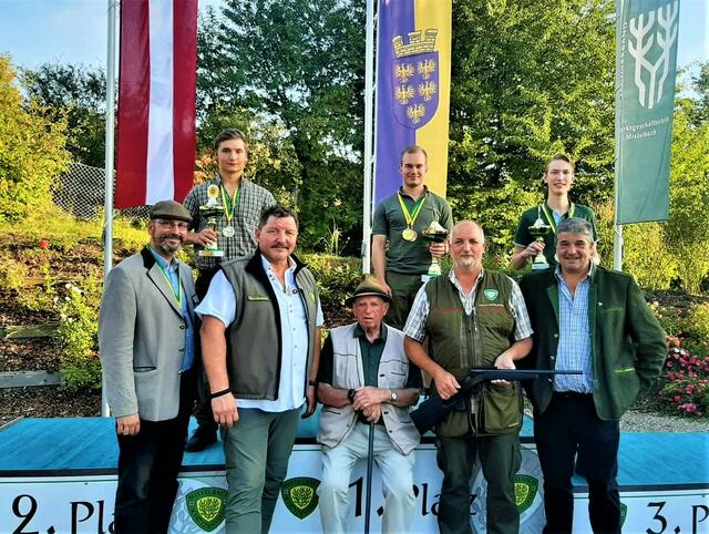 Am Podest – Alwin Bacher, Matthias Knize und Elias Borensky.
Vor dem Podest – Bezirksjägermeister Stellvertreter Andreas Berger, Oberschützenmeister
Josef Kohzina, Bezirksjägermeister a.D. Herbert Schmidt, Gewinner der Jagdwaffe
Jagdleiter Gerhard Doppelhofer, Bezirksjägermeister Christian Oberenzer. | Foto: Christine Kohzina