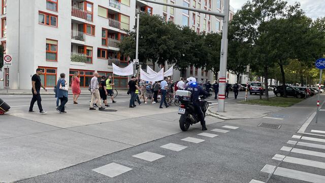 Vom Mexikoplatz marschierten die Projektgegnerinnen und -gegner in Richtung PVA. | Foto: Kathrin Klemm