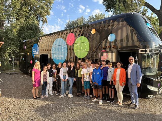 Der FLIP2Go Bus in der Stadt – ein wertvoller Beitrag für die viel diskutierte Finanzbildung unserer Jugend. | Foto: Sparkasse WRN