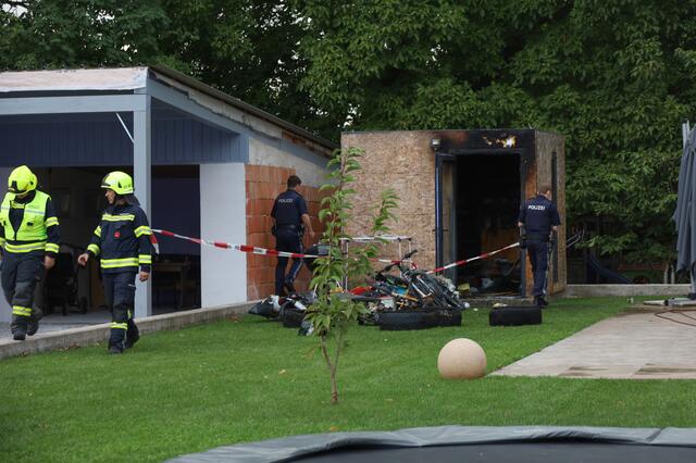In Micheldorf in Oberösterreich waren am späten Montagnachmittag, 18. September 2023, zwei Feuerwehren bei m Brand einer Gartenhütte im Einsatz.
 | Foto: laumat.at/Matthias Lauber