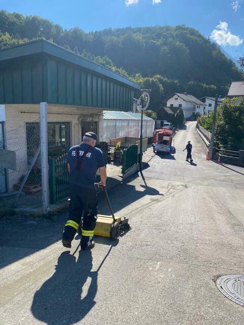 Die Öl-Spur in der Südtiroler Straße wurde mit vereinten Kräften beseitigt. | Foto: FW Reiterndorf