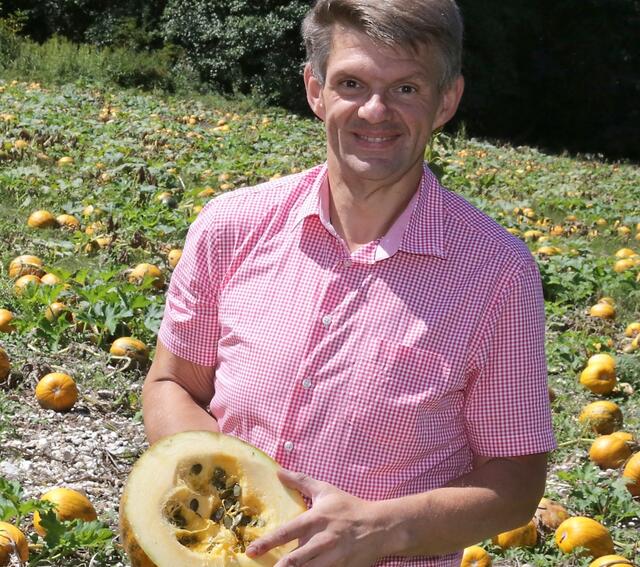 Markus Tschischej, Kürbisbauer aus Grafenstein, hofft auf eine gute Ernte. | Foto: Privat