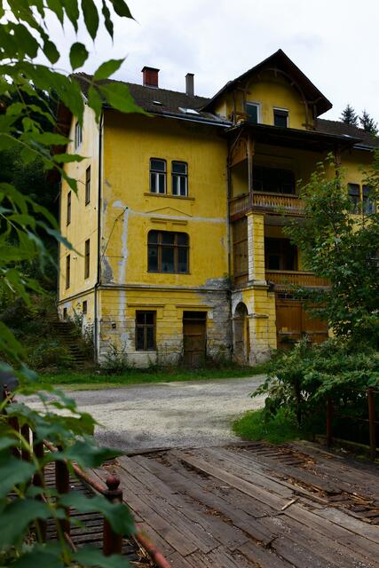 Die Villa wie man sie straßenseitig sieht.