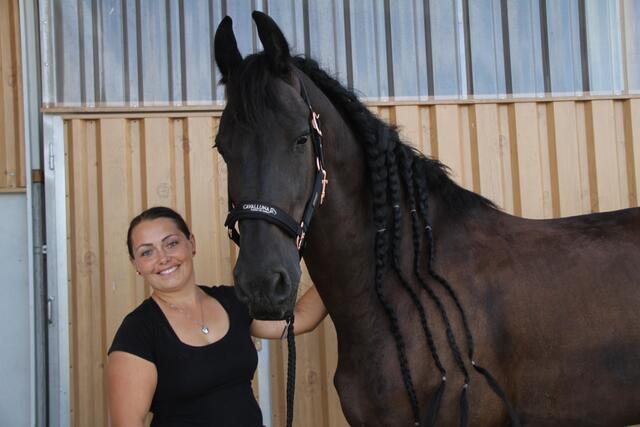 Showreiterin Melanie Reidinger mit Friesenpferd Chipsy. | Foto: Friedrich Doppelmair