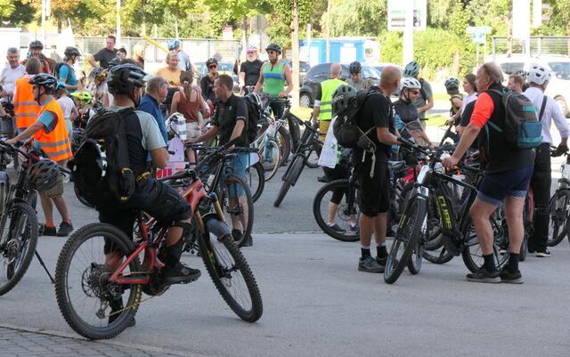 Hunderte Radfahrerinnen und Radfahrer schlossen sich dem Demozug an. | Foto: Radlobby Tirol
