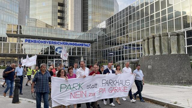 Gemeinsam demonstrierten Anrainerinnen und Anrainer mit Politikerinnen und Politikern gegen den Bau der neuen PVA-Garage am Handelskai. | Foto: Kathrin Klemm