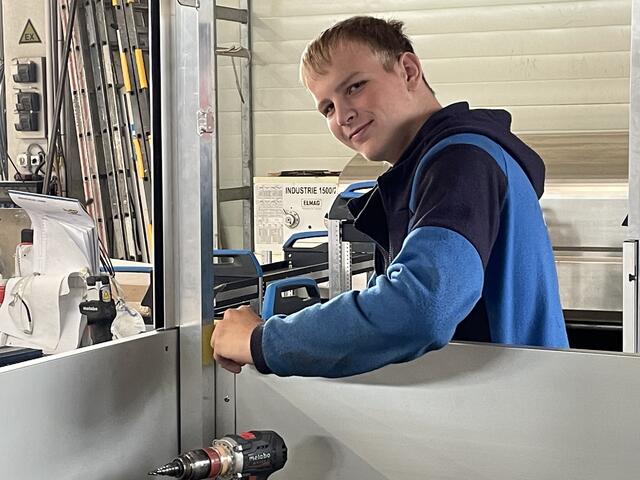 Dominik lernt Karosseriebautechnik im zweiten Lehrjahr, Firma Fischerleitner Fahrzeugbau. | Foto: BRS/Wagnermaier