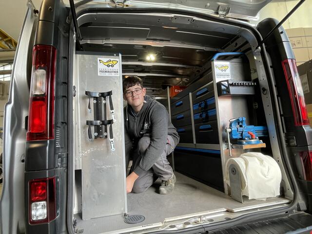 Tobi ist Karosseriebautechnik-Lehrling im zweiten Lehrjahr, Firma Fischerleitner Fahrzeugbau. | Foto: BRS/Wagnermaier