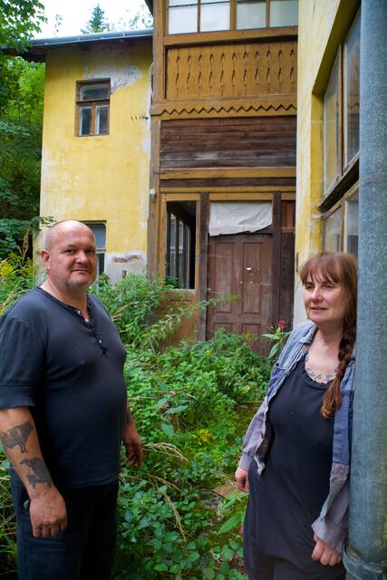 Johann Meerkatz und Alexandra Klein beim verwucherten Garten hinter der Villa.