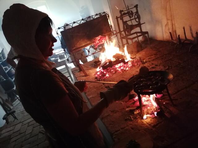 Martina Parker beim Mittelalter-Kochworkshop