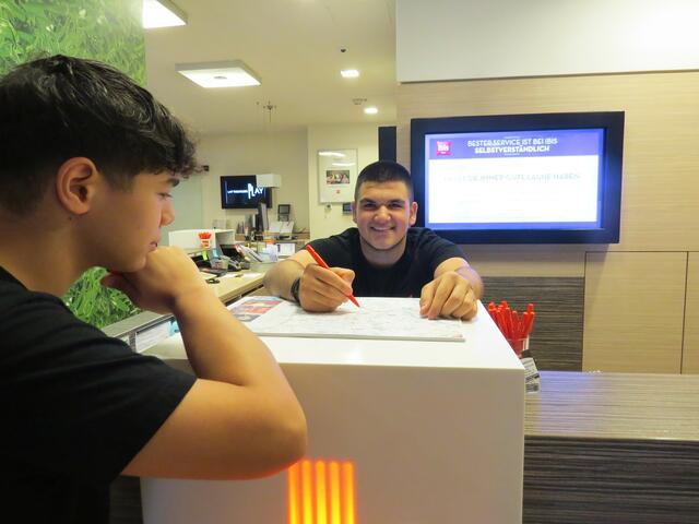 David Speckbacher erklärt einem Gast den Weg zu einer Sehenswürdigkeit. | Foto: Sabine Krammer