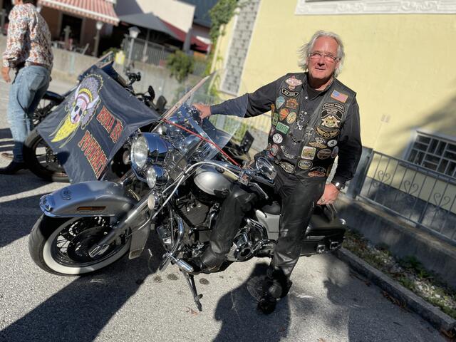 Hannes Mur ist der Präsident der Hoka Hey Foundation, einer Vereinigung von Motorradliebenden Menschen aus Salzburg.  | Foto: sm