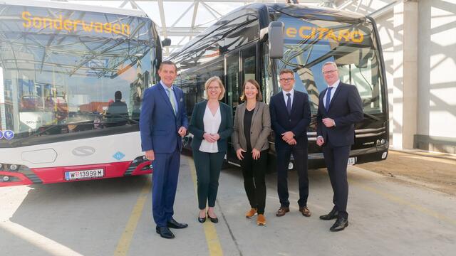 Wiens Öffi-Stadtrat Peter Hanke (SPÖ), Klimaschutzministerin Leonore Gewessel (Grüne), Wiener Linien-Geschäftsführerin Gudrun Senk, Marc Sibral und Dirk Schmelzer bei der Präsentation der "e-Citaro" Busse im vergangenen Herbst. | Foto: Maximilian Spitzauer/RMW