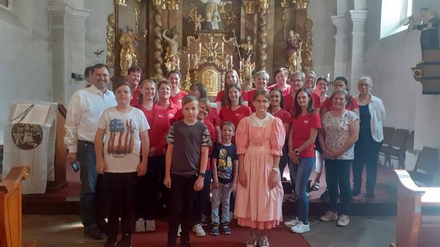 Waltraud Traxler, Sabine Bauer, Barbara Bauer, Sonja Maisetschläger, Bettina Spritzendorfer, Michaela Pfeiffer-Vogl, Judith Glaser-Schmidmeier, Bianca Stiedl, Verena Knapp, Stephanie Barth, Barbara Freund, Corinna Maier, Sonja Moser, Martina Decker, Sabine Göschl, Michaela Knapp, Renate Fischer, Marianne Graf, Rosa Maierhofer-Sebera, Dir. Ziselsberger und Ministranten | Foto: Caritas der Diözese St. Pölten