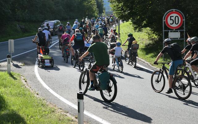 Gemeinsam ging es die Igler Straße hinauf, um auf die Missstände aufmerksam zu machen. | Foto: Radlobby Tirol