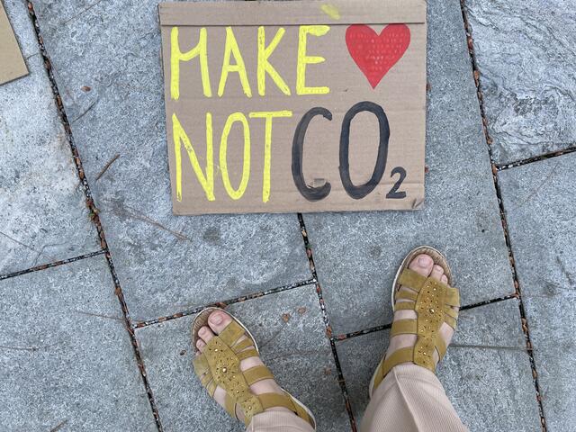Viele Möglichkeiten CO2 einzusparen gibt es, etwa öfter zu Fuß gehen oder einmal mehr das Rad statt dem Auto zu nehmen.  | Foto: sm