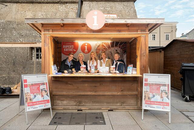 "Um in unguten Situationen rasch zu helfen und den Abend zu retten, ist das Bewusstsein für unerwünschte Anmache und Übergriffe wichtig. Wir treten mit dem Angebot entschieden dagegen auf", so Alexandra Schmidt.
Im Bild: Rebecca Morokutti (Gewaltschutz-Expertin), Stadträtin Andrea Brandner, Altstadt-Model Maria Grgic, Sandra Woglar-Meyer (GF Altstadtverband) und Alexandra Schmidt (Frauenbeauftragte der Stadt Salzburg) | Foto: Stadt Salzburg/Alexander Killer