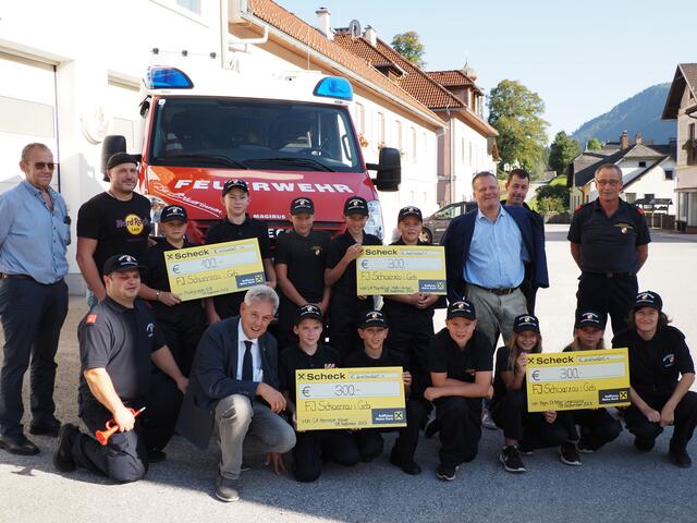 Spendenübergabe in Schwarzau im Gebirge an die Feuerwehrjugend. | Foto: Roman Reichel