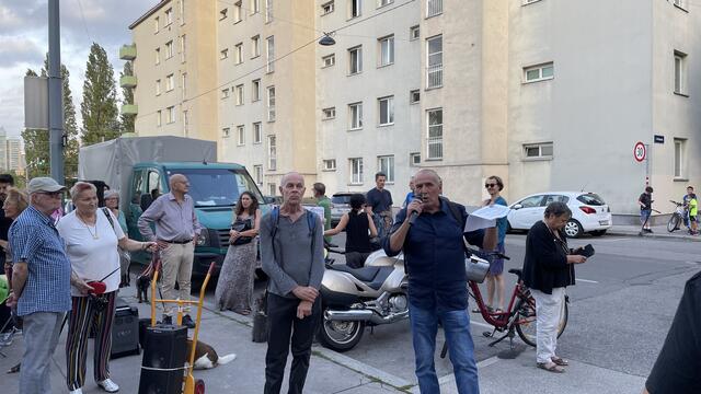 Direkt wo die PVA-Garage entstehen soll, sprach Gerhard Kohlmaier, Initiator der Bürgerinitiative "Lebensraum statt Verkehrsstau". | Foto: Kathrin Klemm