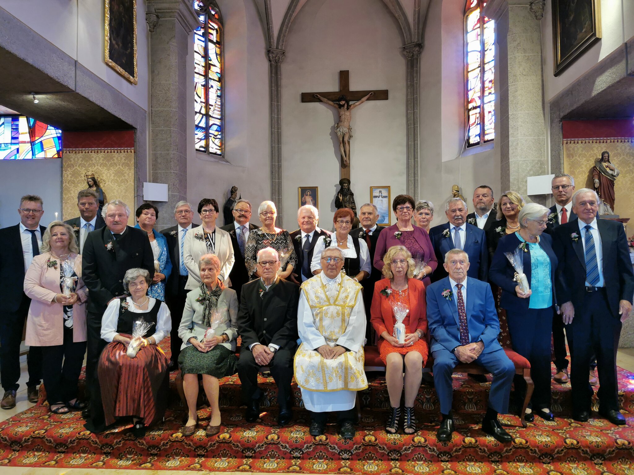 12-Ehepaare-feierten-ihre-Liebe-und-Best-ndigkeit