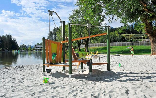 Neu am See: Bis zum See reichender weißer Sandstrand inklusive Spielgeräte. | Foto: Natterer See